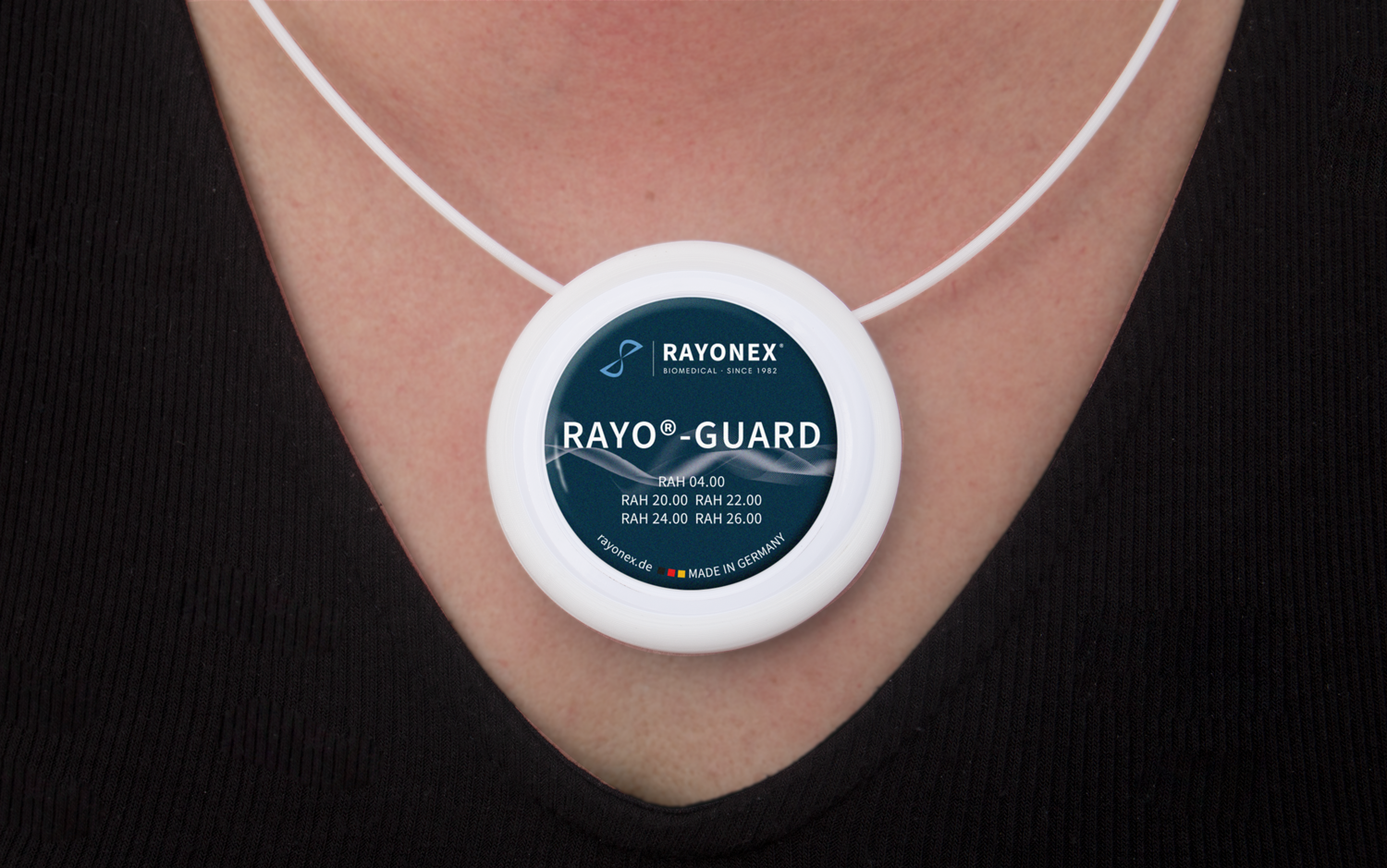 Rayo-Guard kaulaketjussa naisen kaulalla